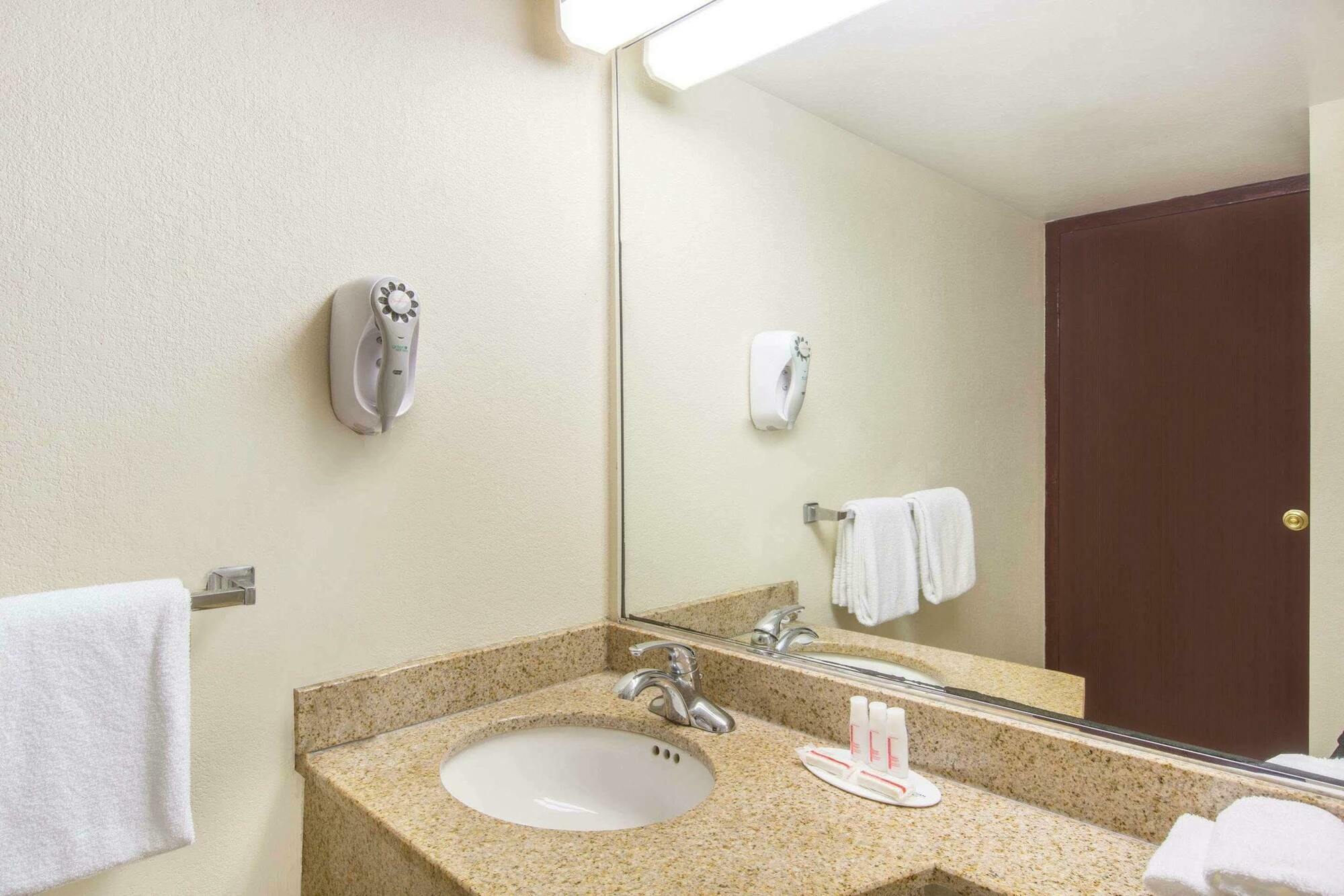 Howard Johnson By Wyndham Bartonsville/Poconos Area Exterior foto